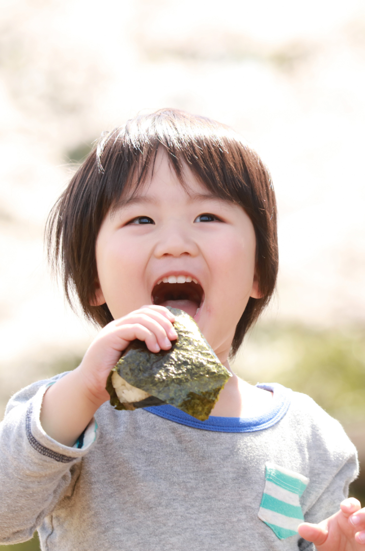 上田さんと稲の写真